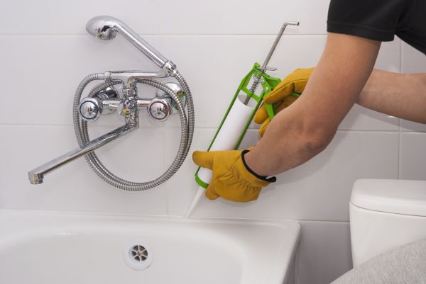Bathtub Caulking in Benton